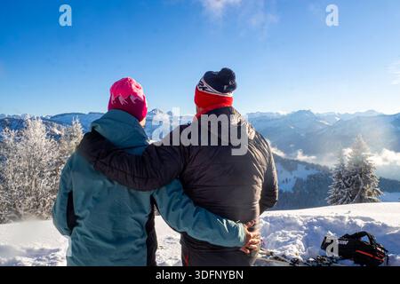 Österreich, Vorarlberg, Bregenzerwald, Hittisau, Koppachstein, ein Paar auf Skitour Stockfoto