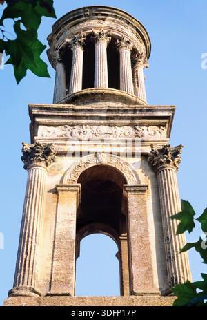 Saint Remy de Provence Cenotaph der Julii, Glanum, antike historische römische Ruinen in Saint Remy de Provence, Frankreich, Europa. Archäologische Stätte im Freien Stockfoto