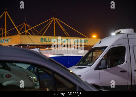 Sehr früh am Morgen Billingsgate Fish Market (Smithfield Market) in London, ein Fischhändler, der Fische in einen LEVC-Elektrokühlschrank im März 2021 lädt Stockfoto