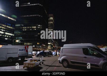 Sehr früh am Morgen Billingsgate Fish Market (Smithfield Market) in London, ein Fischhändler, der Fische in einen LEVC-Elektrokühlschrank im März 2021 lädt Stockfoto