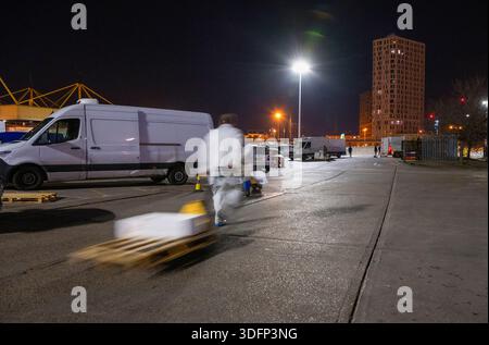 Sehr früh am Morgen Billingsgate Fish Market (Smithfield Market) in London, ein Fischhändler, der Fische in einen LEVC-Elektrokühlschrank im März 2021 lädt Stockfoto