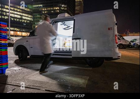 Sehr früh am Morgen Billingsgate Fish Market (Smithfield Market) in London, ein Fischhändler, der Fische in einen LEVC-Elektrokühlschrank im März 2021 lädt Stockfoto