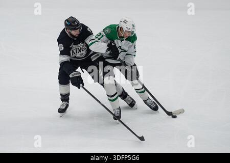 Jason Robertson (21) wird am Montag, den 12. Januar 2026, bei einem NHL-Eishockeyspiel gegen Joel Edmundson (6) Crypto.com der Los Angeles Kings verteidigt. in Los Angeles besiegten die Stars die Kings mit 3:1. (Jon Endow/Bild des Sports) Stockfoto