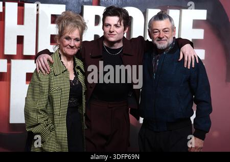 London, UK, 13. Januar 2026, Lorraine Ashbourne, Louis Ashbourne Serkis und Andy Serkis nehmen an der Uraufführung des Films 28 Years Later: The Bone Temple im BFI IMAX Waterloo in London teil. Fred Duval / Alamy Live News Stockfoto
