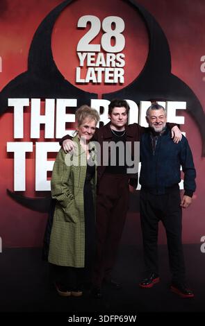 London, UK, 13. Januar 2026, Lorraine Ashbourne, Louis Ashbourne Serkis und Andy Serkis nehmen an der Uraufführung des Films 28 Years Later: The Bone Temple im BFI IMAX Waterloo in London teil. Fred Duval / Alamy Live News Stockfoto