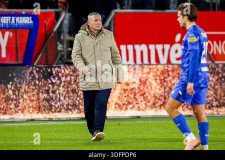Cheftrainer Ron Jans vom FC Utrecht sieht beim niederländischen EuroJackpot KNVB Beker Spiel zwischen dem FC Utrecht und dem FC Twente am 13. Januar 2026 in de Galgenwaard in Utrecht an. (Quelle: Warz Brinkerhof/MTB-Foto/Alamy Live News) Stockfoto