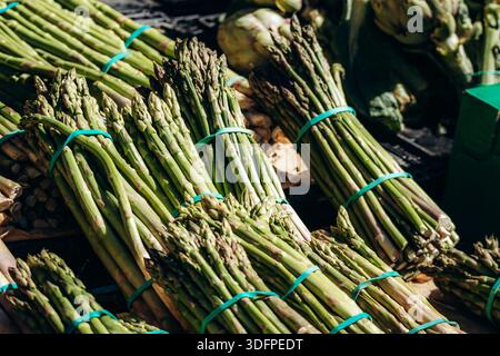 Frische grüne Spargelbündel zum Verkauf auf dem Liberation Market in Nizza Stockfoto