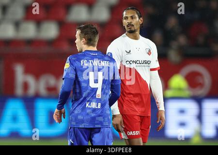 Utrecht, Niederlande. Januar 2026. UTRECHT, 13.01.2026, Stadion Galgenwaard, Saison 2025/2026, niederländischer KNVB Beker Fußball, Spiel zwischen FC Utrecht und FC Twente, Foto zeigt FC Twente Spieler Mathias Kjolo, FC Utrecht Spieler Sebastien Haller Credit: Pro Shots/Alamy Live News Stockfoto