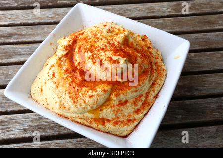 Traditioneller Kichererbsen-Hummus mit Olivenöl, Gewürzen und frischen Belägen. Stockfoto
