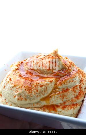 Traditioneller Kichererbsen-Hummus mit Olivenöl, Gewürzen und frischen Belägen. Stockfoto