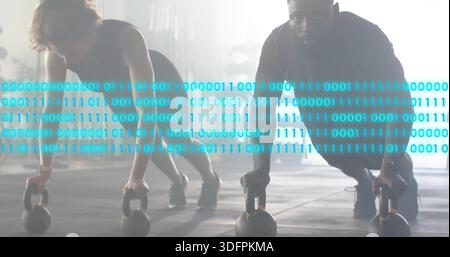 Mit Kettlebell-Planken, Fitnessduo in Schwarz mit Kettlebells in Planke im Fitnessstudio, Binärbar Stockfoto