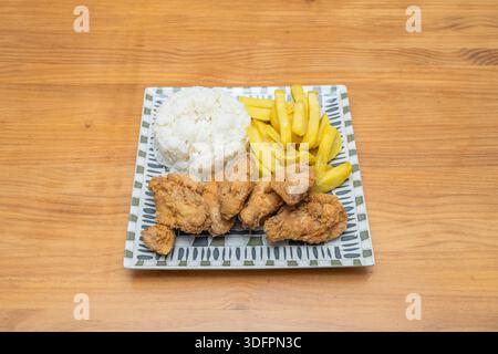 Eine große Platte mit knusprigen panierten Hähnchenstreifen, die in perfekte Stäbchen geschnitten sind, um in verschiedene Soßen wie Ketchup, Honigsenf oder Grill einzutauchen Stockfoto