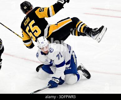 Pittsburgh, Usa. Januar 2026. Das Pittsburgh Penguins Center Noel Acciari (55) fällt am Dienstag, den 13. Januar 2026 in der PPG Paints Arena in Pittsburgh über den hinteren Teil des Tampa Bay Lightning Centers Anthony Cirelli (71). Foto von Archie Carpenter/UPI. Quelle: UPI/Alamy Live News Stockfoto