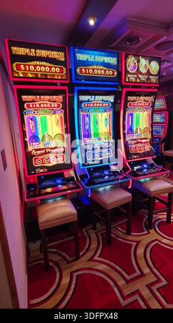 Spielautomaten im Casino auf dem Coral Princess Cruise Ship 01.02.2026 Stockfoto