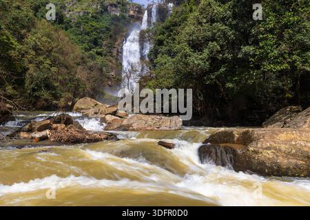 Mächtiger Bomburu Ella Wasserfall, der über dunkle Felsen im üppigen tropischen Wald in Sri Lanka fließt Stockfoto