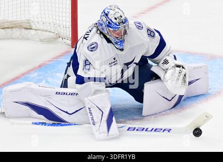 Pittsburgh, Usa. Januar 2026. Tampa Bay Lightning Torhüter Andrei Vasilevskiy (88) macht am Dienstag, den 13. Januar 2026 in der PPG Paints Arena in Pittsburgh einen Sprung in die zweite Phase eines torlosen Spiels zwischen den Pittsburgh Penguins und Tampa Bay Lightning. Foto von Archie Carpenter/UPI. Quelle: UPI/Alamy Live News Stockfoto