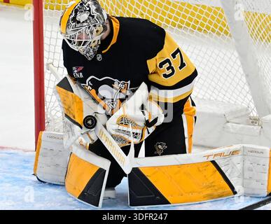 Pittsburgh, Usa. Januar 2026. Der Torhüter Arturs Silovs (37) der Pittsburgh Penguins sichert am Montag, den 13. Januar 2026 in der PPG Paints Arena in Pittsburgh in der zweiten Phase eines torlosen Spiels zwischen den Pittsburgh Penguins und Tampa Bay Lightning. Foto von Archie Carpenter/UPI. Quelle: UPI/Alamy Live News Stockfoto