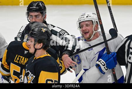 Pittsburgh, Usa. Januar 2026. Linesperson Jesse Marquis versucht, die Kämpfe in der zweiten Phase eines spiellosen Spiels zwischen den Pittsburgh Penguins und Tampa Bay Lightning in der PPG Paints Arena in Pittsburgh am Montag, den 13. Januar 2026 zu brechen. Foto von Archie Carpenter/UPI. Quelle: UPI/Alamy Live News Stockfoto
