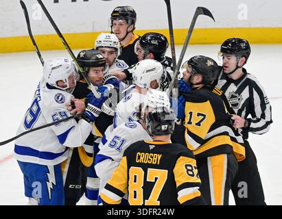Pittsburgh, Usa. Januar 2026. Linesperson Jesse Marquis versucht, die Kämpfe in der zweiten Phase eines spiellosen Spiels zwischen den Pittsburgh Penguins und Tampa Bay Lightning in der PPG Paints Arena in Pittsburgh am Montag, den 13. Januar 2026 zu brechen. Foto von Archie Carpenter/UPI. Quelle: UPI/Alamy Live News Stockfoto
