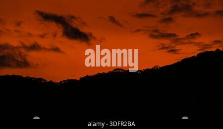 Dramatischer Himmel in der Abenddämmerung mit Silhouetten Stockfoto
