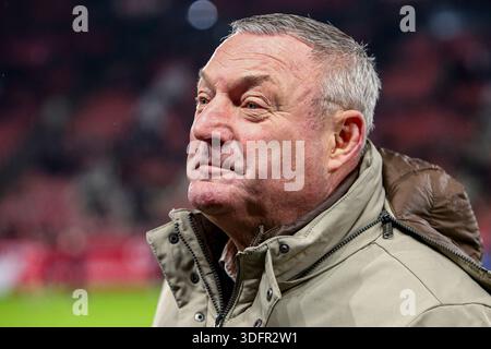 Cheftrainer Ron Jans vom FC Utrecht sieht beim niederländischen EuroJackpot KNVB Beker Spiel zwischen dem FC Utrecht und dem FC Twente am 13. Januar 2026 in de Galgenwaard in Utrecht an. (Quelle: Warz Brinkerhof/MTB-Foto/Alamy Live News) Stockfoto