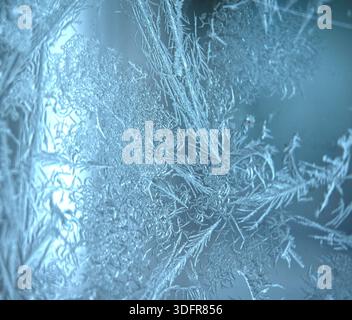 Eismuster an einem Fenster im Winter in Südost-Alaska Stockfoto