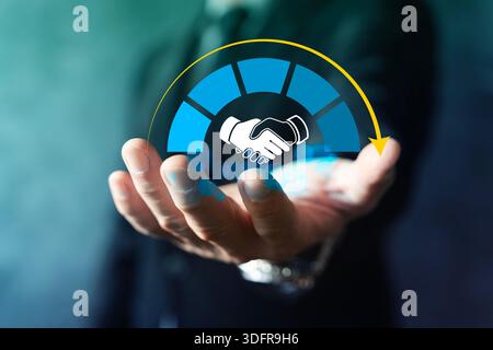 Geschäftsmann mit digitaler Kundenzufriedenheitsanzeige mit Handshake-Symbol, das Servicequalität, KPI-Leistung, partnerschaftliches Vertrauen und Impr symbolisiert Stockfoto