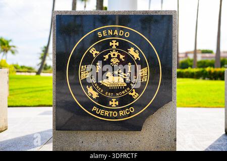 Offizielles goldenes Siegel des Senats von Puerto Rico auf einem Monument aus schwarzem Marmor im Capitol-Viertel von San Juan Stockfoto