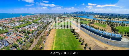 Panoramablick auf die Infrastruktur des Albert Park Grand Prix Circuit, mit den Boxengassen und der Skyline von Melbourne CBD. Stockfoto