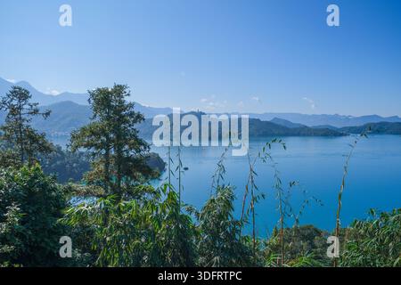 Sun Moon Lake szenische Landschaft mit bewaldeten Hügeln und ruhigen Gewässern Stockfoto