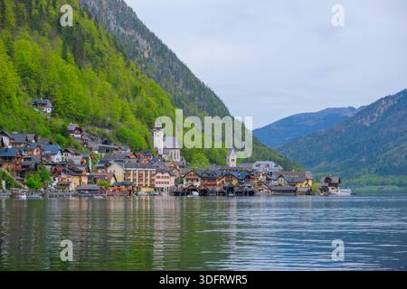 Hallstatt Village bei Tageslicht – malerische Aussicht auf den See in den österreichischen Alpen Stockfoto