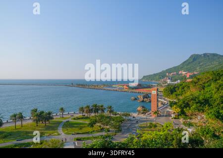Panoramablick von einem Hügel aus mit Blick auf Kaohsiung City, Taiwan, mit urbaner Zersiedelung, Hochhäusern und umliegendem Grün. Stockfoto