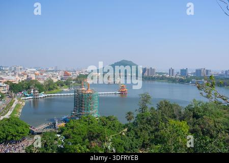 Panoramablick von einem Hügel aus mit Blick auf Kaohsiung City, Taiwan, mit urbaner Zersiedelung, Hochhäusern und umliegendem Grün. Stockfoto