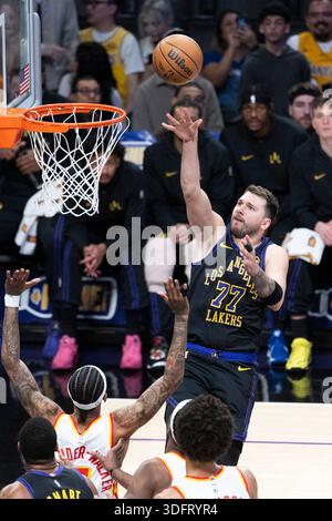 Los Angeles, USA. Januar 2026. Luka Doncic (hinten) der Los Angeles Lakers drehte am 13. Januar 2025-2026 im NBA-Spiel zwischen Los Angeles Lakers und Atlanta Hawks in Los Angeles, USA 2026. Quelle: Ringo Chiu/Xinhua/Alamy Live News Stockfoto