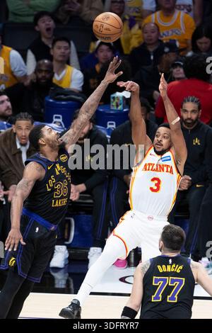 Los Angeles, USA. Januar 2026. Atlanta Hawks’ CJ McCollum (C) drehte am 13. Januar 2025-2026 im NBA-Spiel zwischen den Los Angeles Lakers und Atlanta Hawks in Los Angeles, USA 2026. Quelle: Ringo Chiu/Xinhua/Alamy Live News Stockfoto