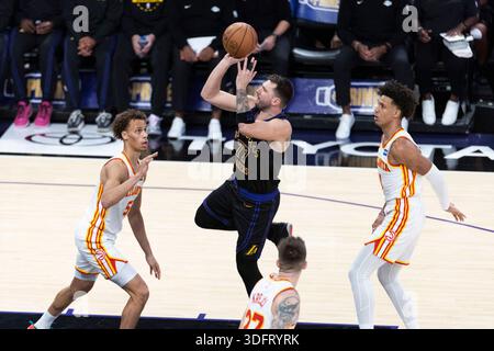 Los Angeles, USA. Januar 2026. Luka Doncic (2. L) der Los Angeles Lakers wurde am 13. Januar 2025-2026 im NBA-Spiel zwischen den Los Angeles Lakers und Atlanta Hawks in Los Angeles gedreht 2026. Quelle: Ringo Chiu/Xinhua/Alamy Live News Stockfoto