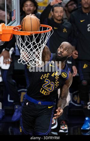 Los Angeles, USA. Januar 2026. LeBron James dunks von Los Angeles Lakers während des NBA-Spiels 2025-2026 zwischen Los Angeles Lakers und Atlanta Hawks in Los Angeles, USA, am 13. Januar 2026. Quelle: Ringo Chiu/Xinhua/Alamy Live News Stockfoto