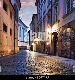 Karlova Straße in der Nähe der Karlsbrücke in Prag bei Nacht, Tschechien Stockfoto