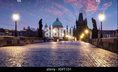 Karlsbrücke über die Moldau bei dramatischem Sonnenaufgang in Prag, Tschechien, Europa Stockfoto