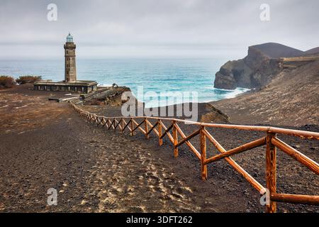 Blick auf den Vulkan Capelinhos, Leuchtturm von Ponta dos Capelinhos an der Westküste auf der Insel Faial, Stockfoto