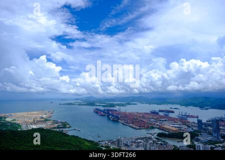 Ein atemberaubender Hochwinkel- oder Luftaufnahme, der ein riesiges internationales Containerhafen-Terminal voller Aktivität erfasst. Stockfoto