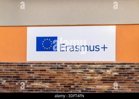 Trebic / Tschechische Republik - 28. Dezember 2025: Unterzeichnung von Erasmus über Grundschule - EU-Programm für allgemeine und berufliche Bildung, Jugend und Sport Stockfoto