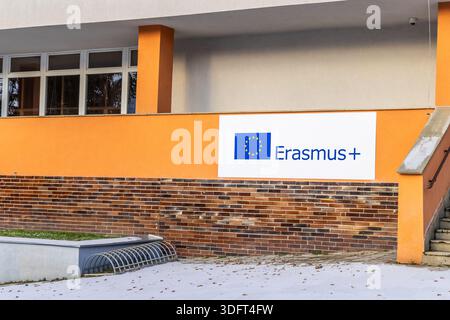 Trebic / Tschechische Republik - 28. Dezember 2025: Unterzeichnung von Erasmus über Grundschule - EU-Programm für allgemeine und berufliche Bildung, Jugend und Sport Stockfoto