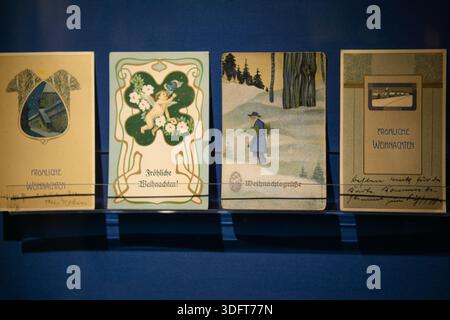 Set mit Weihnachtspostkarten aus dem frühen 20. Jahrhundert mit deutschen Weihnachtsgrüßen, dekorativer Typografie und illustrierten Szenen. Stockfoto