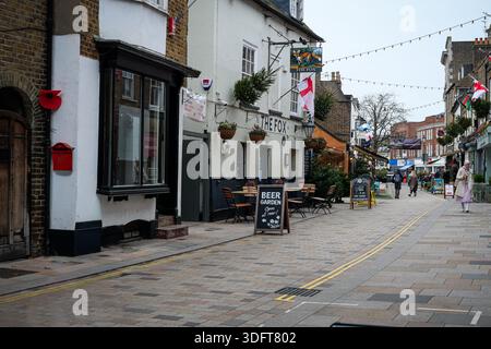 Traditionelle englische Pub Street mit Sitzplätzen im Freien Stockfoto