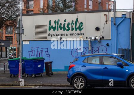8. Januar 2026 Belfast. Ein Wäschereiunternehmen mit einer Waschmaschine vor dem Hintergrund der Aufnahme auf der Lisburn Road in South Belfast, Nordirland. Th Stockfoto