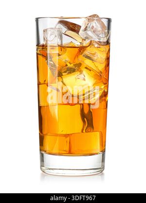 Eistee in einem hohen Glas mit schmelzenden Eiswürfeln bietet eine kühle Erfrischung Stockfoto