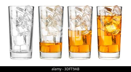 Whiskey-Gläser füllen sich mit Eis und goldenem alkoholischem Getränk auf einem transparenten Hintergrund Stockfoto