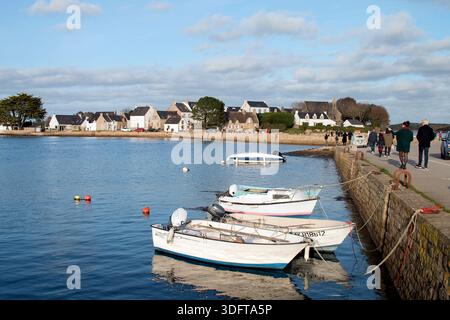 Küste mit einem kleinen Pier und einigen Booten auf der Insel Saint Cado in der Stadt Belz in der Bretagne, Frankreich Stockfoto