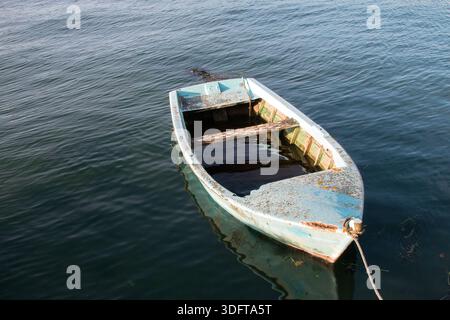 Nahaufnahme eines alten Bootes auf der Insel Saint Cado in der Stadt Belz in Bretagne, Frankreich Stockfoto
